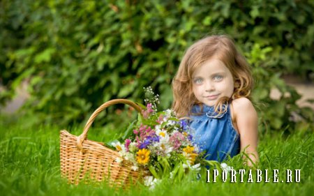  Детский шаблон PSD - Милая малышка  с корзинкой цветочков 